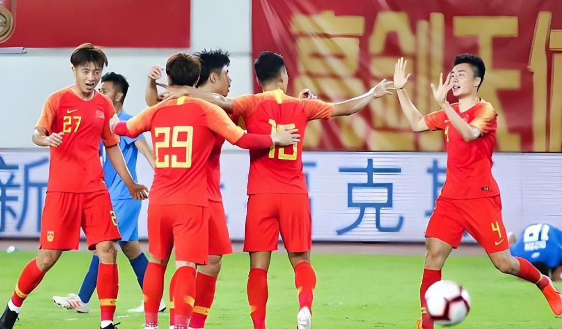 官方：布莱顿签下奥林匹亚科斯后卫科斯蒂尼亚，双方签约5年